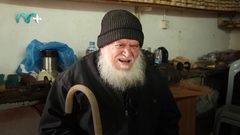 أكفاء يبدعون في صنع مكانس القش والخشب بطريقة يدوية