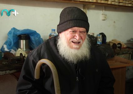 أكفاء يبدعون في صنع مكانس القش والخشب بطريقة يدوية