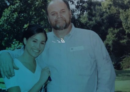 والد ميغان ماركل ينشر صور قديمة ومحرجه لها