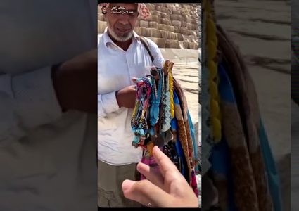 بائع سبح مصري بمنطقة الأهرامات يثير الجدل بسبب اتقانه لـ 9 لغات