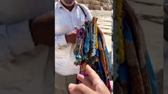 بائع سبح مصري بمنطقة الأهرامات يثير الجدل بسبب اتقانه لـ 9 لغات