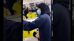 أول فتاة تمارس مهنة الحلاقة في السعودية