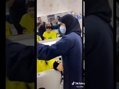 أول فتاة تمارس مهنة الحلاقة في السعودية