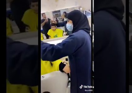 أول فتاة تمارس مهنة الحلاقة في السعودية