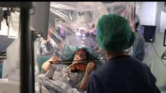 فتاة تعزف على الكمان أثناء خضوعها لجراحة استئصال ورم من دماغها