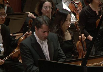 فلسطيني يعزف "بيانو" في أكبر قاعات موسكو