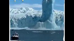 مشهد يحبس الأنفاس لانهيار جبل جليدي في القطب الشمالي