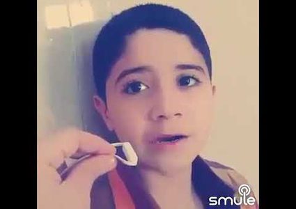 طفل يقرأ القرآن الكريم بصوت مؤثر جداً