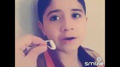 طفل يقرأ القرآن الكريم بصوت مؤثر جداً