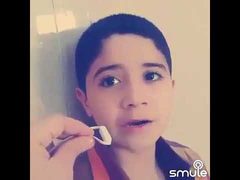 طفل يقرأ القرآن الكريم بصوت مؤثر جداً