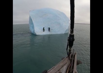 جبل جليدي ضخم ينقلب بمغامرين
