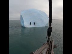 جبل جليدي ضخم ينقلب بمغامرين