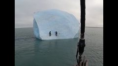 جبل جليدي ضخم ينقلب بمغامرين