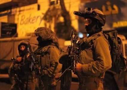 الاحتلال يعتقل مواطنا ويداهم عدة منازل في الخليل