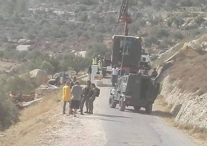 الاحتلال يستولي على شاحنة و"باجر" جنوب الخليل