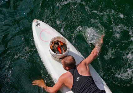 الشاب مراد أبو عرام يعمل في مشروعه لتربية الأسماك