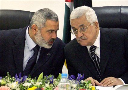 الرئيس عباس يتلقى اتصالا هاتفيا من هنية