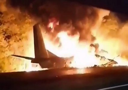 شاهد تحطم طائرة عسكرية ضخمة واحتراقها شرقي أوكرانيا