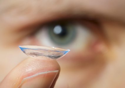 أبرز الأمور التي عليك تجنبها عند وضع العدسات اللاصقة