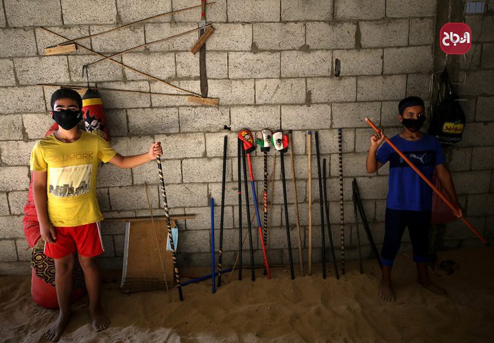 اللاعب وسيم أبو جامع يدّرب الأطفال في خانيونس على الفنون القتالية