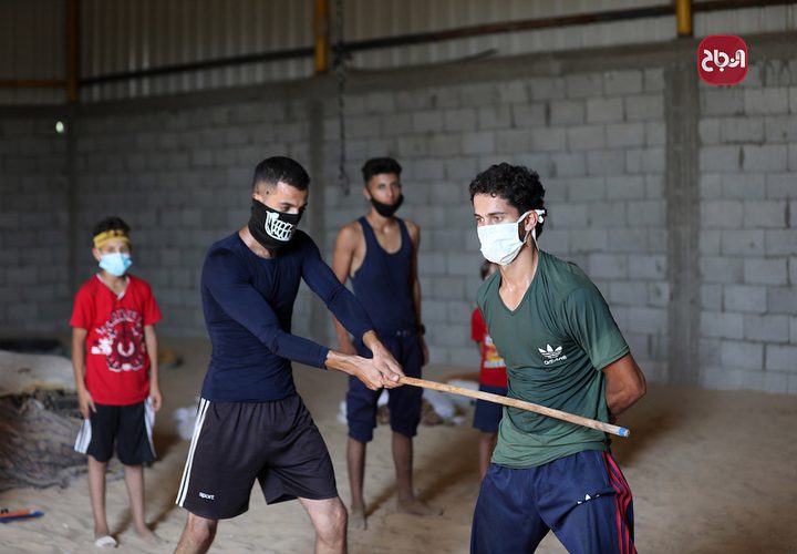 اللاعب وسيم أبو جامع يدّرب الأطفال في خانيونس على الفنون القتالية