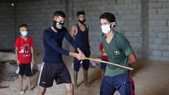 اللاعب وسيم أبو جامع يدّرب الأطفال في خانيونس على الفنون القتالية