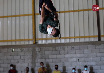 اللاعب وسيم أبو جامع يدّرب الأطفال في خانيونس على الفنون القتالية