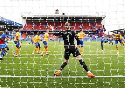 إيفرتون يهزم كريستال في عقر داره ويتصدر الدوري الإنكليزي