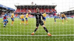 إيفرتون يهزم كريستال في عقر داره ويتصدر الدوري الإنكليزي