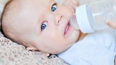 ما هي أسباب استفراغ الطفل الرضيع للماء ؟