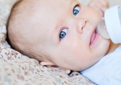 ما هي أسباب استفراغ الطفل الرضيع للماء ؟