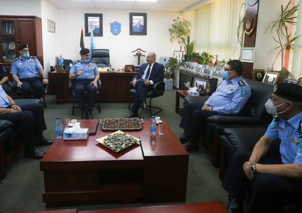 اشتية يشيد بجهود الشرطة في مكافحة فيروس "كورونا"