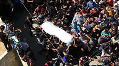 فلسطينيون يحملون جثمان الأخوين الصيادين حسن ومحمود الزعزوع خلال جنازتهما ، بعد إعادة جثتيهما من مصر ، في دير البلح وسط قطاع غزة ، في 27 أيلول 2020. الصيادان ، وهما شقيقان ، وقتل بالرصاص يوم الجمعة قبالة الساحل بالقرب من مدينة رفح الحدودية الجنوبية. وأصيب شقيق ثالث ويتلقى العلاج في مصر.