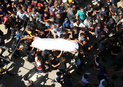 فلسطينيون يحملون جثمان الأخوين الصيادين حسن ومحمود الزعزوع خلال جنازتهما ، بعد إعادة جثتيهما من مصر ، في دير البلح وسط قطاع غزة ، في 27 أيلول 2020. الصيادان ، وهما شقيقان ، وقتل بالرصاص يوم الجمعة قبالة الساحل بالقرب من مدينة رفح الحدودية الجنوبية. وأصيب شقيق ثالث ويتلقى العلاج في مصر.