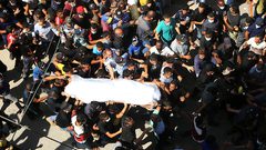 فلسطينيون يحملون جثمان الأخوين الصيادين حسن ومحمود الزعزوع خلال جنازتهما ، بعد إعادة جثتيهما من مصر ، في دير البلح وسط قطاع غزة ، في 27 أيلول 2020. الصيادان ، وهما شقيقان ، وقتل بالرصاص يوم الجمعة قبالة الساحل بالقرب من مدينة رفح الحدودية الجنوبية. وأصيب شقيق ثالث ويتلقى العلاج في مصر.