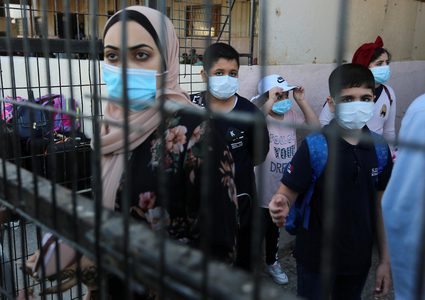 مواطنون ينتظرون السماح بالعبور إلى مصر عبر معبر رفح