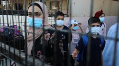 مواطنون ينتظرون السماح بالعبور إلى مصر عبر معبر رفح