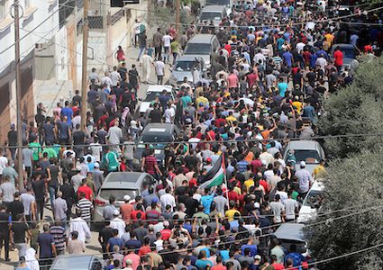 فلسطينيون يحملون جثمان الأخوين الصيادين حسن ومحمود الزعزوع خلال جنازتهما ، بعد إعادة جثتيهما من مصر ، في دير البلح وسط قطاع غزة ، في 27 أيلول 2020. الصيادان ، وهما شقيقان ، وقتل بالرصاص يوم الجمعة قبالة الساحل بالقرب من مدينة رفح الحدودية الجنوبية. وأصيب شقيق ثالث ويتلقى العلاج في مصر.