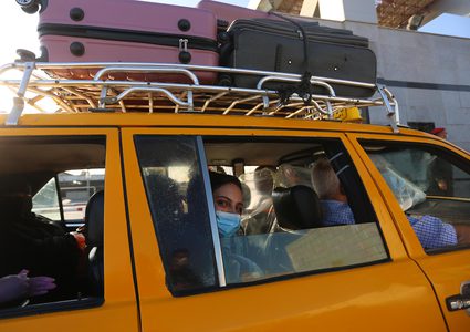 مواطنون أمام معبر رفح بانتظار الدخول للجانب المصري