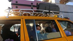 مواطنون ينتظرون السماح بالعبور إلى مصر عبر معبر رفح