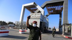 مواطنون ينتظرون السماح بالعبور إلى مصر عبر معبر رفح
