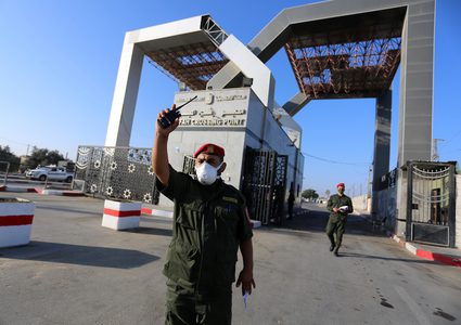 مواطنون أمام معبر رفح بانتظار الدخول للجانب المصري