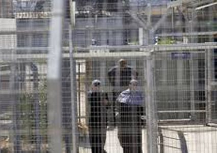 الاحتلال يواصل عزل أربع أسيرات في سجن الدامون