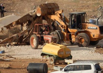 الاحتلال يوقف العمل في خط مياه وتحتجز عمالا في عاطوف بالاغوار