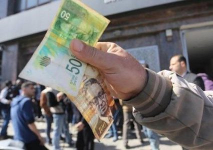 إرزيقات: نصف راتب الثلاثاء ووعدنا براتب كامل مطلع الشهر القادم