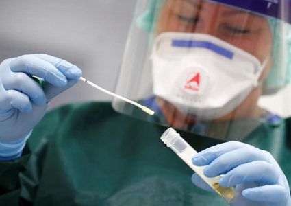 الصحة: مخزون المسوحات الطبية يكفي لـ10 أيام فقط