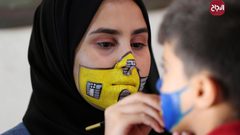 الرسامة الفلسطينية رنين الزريعي ترسم كمامات على وجوه الأطفال في ظل تفشي كورونا