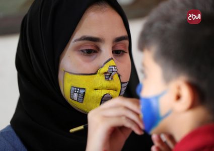 الرسامة الفلسطينية رنين الزريعي ترسم كمامات على وجوه الأطفال في ظل تفشي كورونا