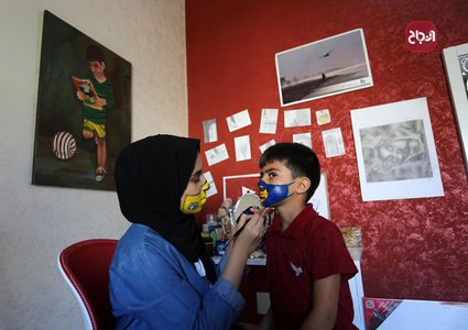 الفنانة رنين الزريعي ترسم كمامات على الوجوه في ظل تفشي كورونا