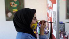 الرسامة الفلسطينية رنين الزريعي ترسم كمامات على وجوه الأطفال في ظل تفشي كورونا